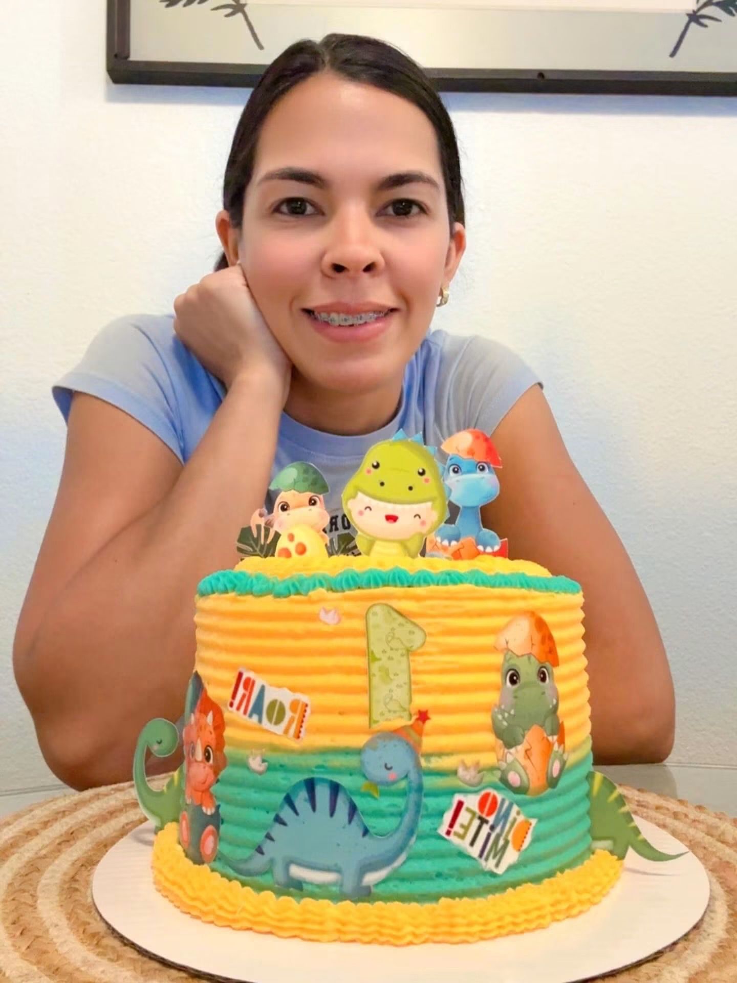 Juandy, founder of Juandy Impulso & Eventos, with one of her custom birthday cakes